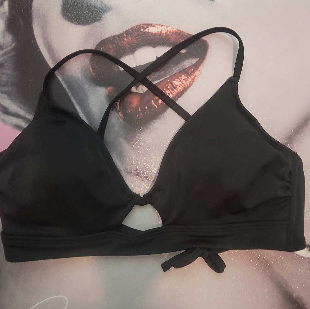 Black-key Hole-underwire- Bralette-Criss Cross- Bikini Top. - Picture 3 of 4